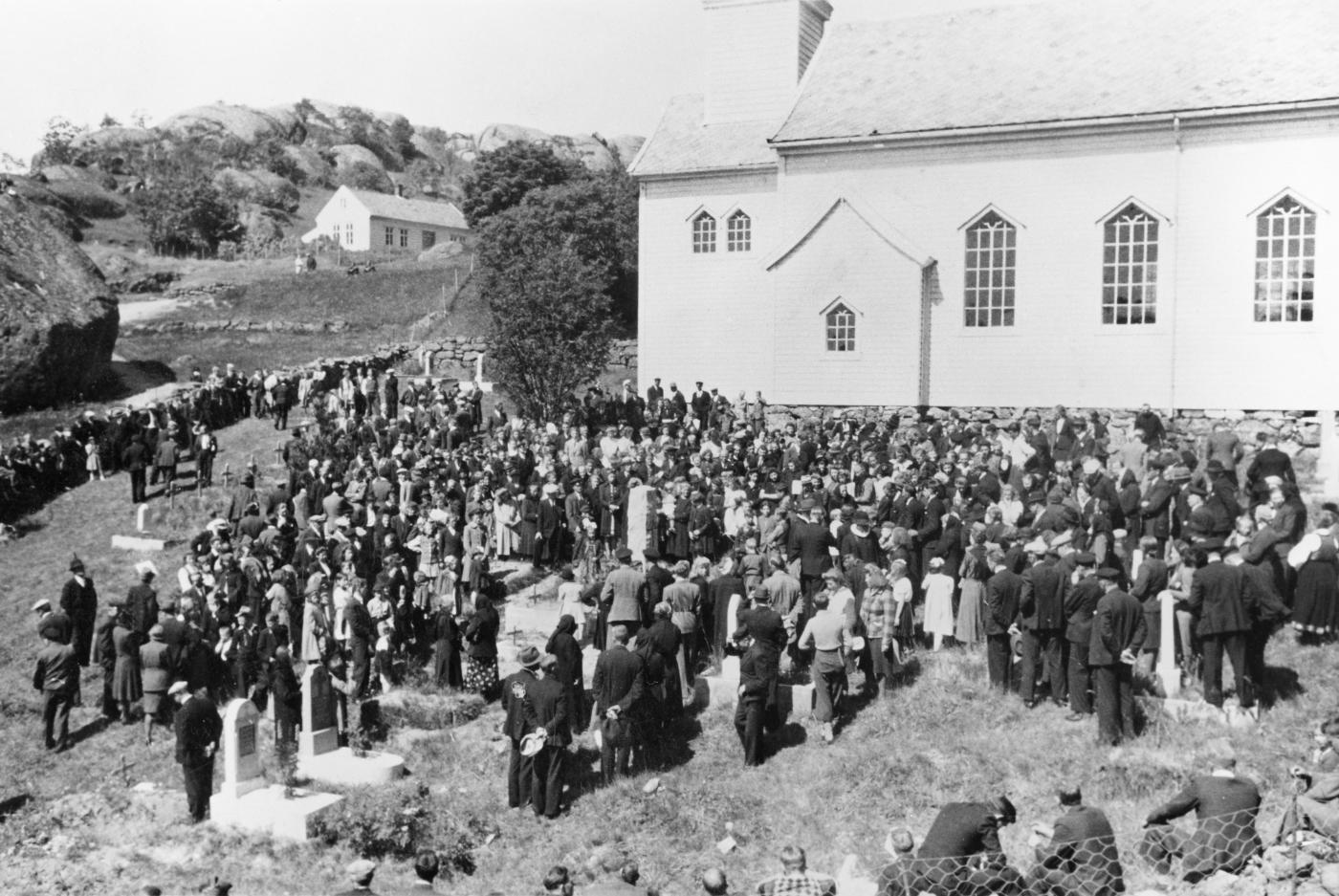 Frå avdukinga av minnesteinen over Jon J. Hop, søndag 11. juli 1943.