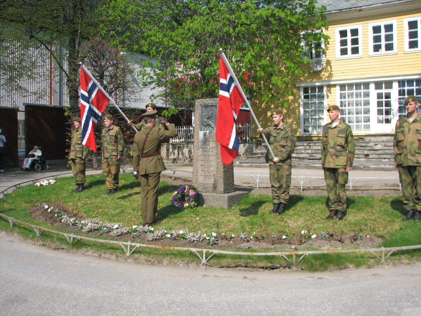 Minnesmerket over falne frå Høyanger står nedom det gamle postkontoret i Høyanger. Her er det militær markering på fridomsdagen 8. mai 2006. Tysklandsbrigaden, reserveoffiserane og heimevernet var med.