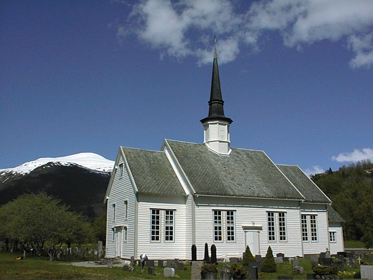 Hornindal kyrkje vert av fagfolk rekna for å vere ei av dei mest stilreine langkyrkjene på Vestlandet. Det åttekanta tårnet er bygt over midtskipet, likt tårnet på den sju år eldre Eid kyrkje.