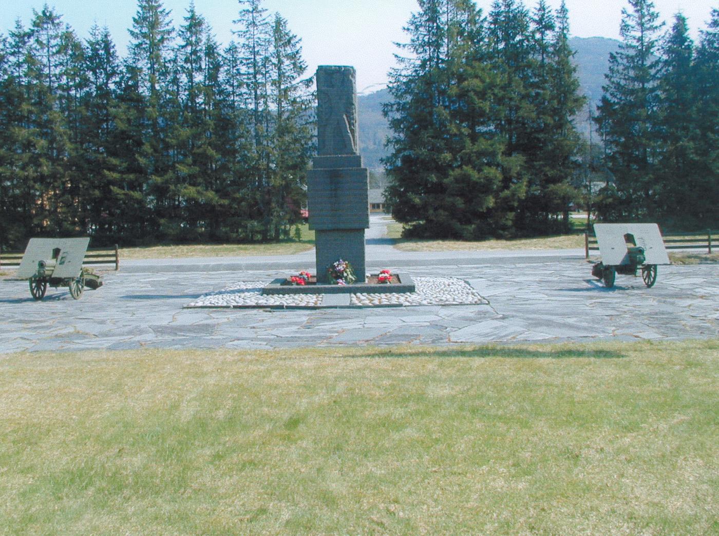 Minnesmerket over falne frå Fjordane Regiment (omfatta ein del av Hordaland og Sogn og Fjordane) står på den gamle oppstillingsplassen vest for brakkebygningane. Det vart avduka 15. august 1948.