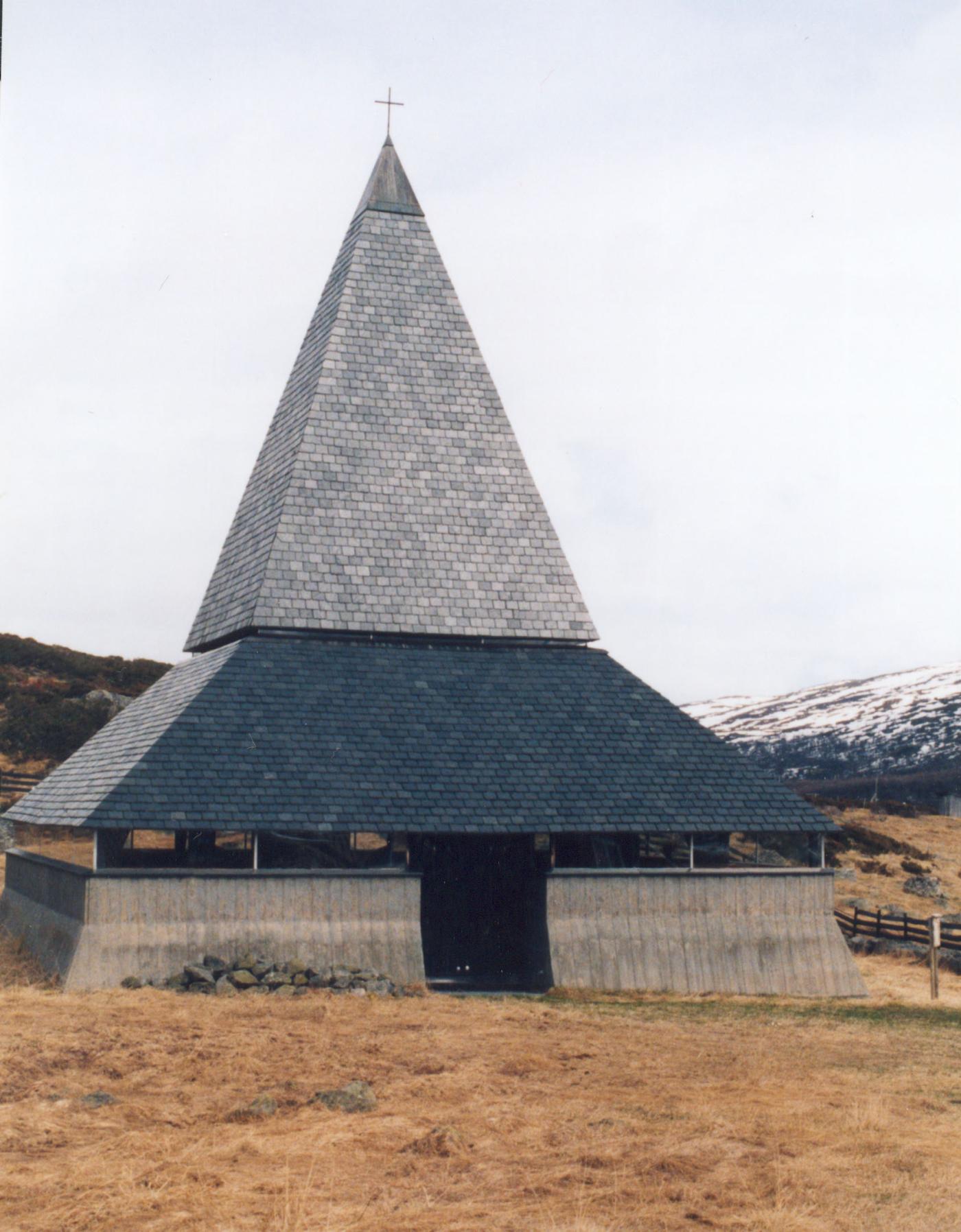 Den nye St. Tomaskyrkja vart vigsla 2. juli 1971. Ho står om lag på staden som den gamle kyrkja. Nyekyrkja har nærast form som ein pyramide.
