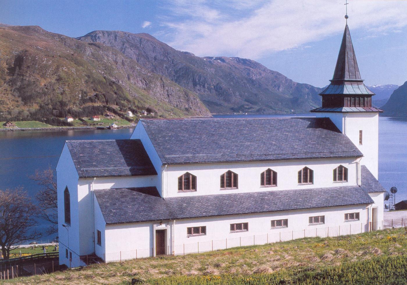 Som eit landemerke ligg Nord-Vågsøy kyrkje på Røysaneset på Raudeberg. Den treskipa betongkyrkja er den andre på staden, bygd like inntil tomta der den førre stod. Kyrkja er ei av dei siste i tradisjonell stil her i fylket, og ei av dei få som ikkje har inventar frå tidlegare kyrkjer på staden. Årsaka er brannen som la 1800-tals kyrkja i oske i 1945.
