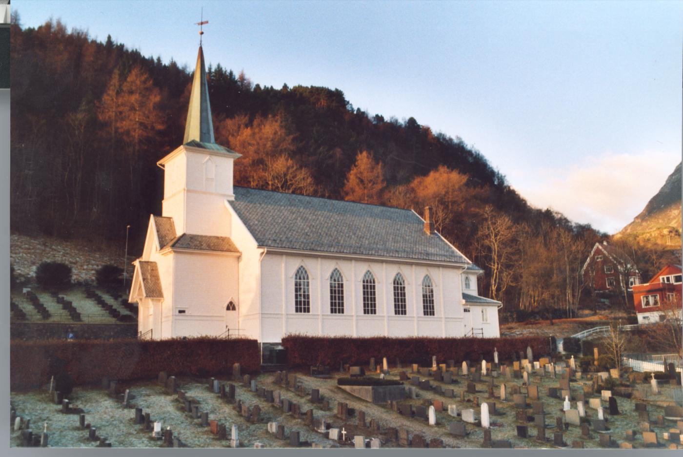 Sør-Vågsøy kyrkje ligg flott til oppe på ei av dei få flatene i Måløy, på det som heiter Sæteneset. Herifrå er det godt utsyn både til fiskehamna, sentrumslivet og trafikken over Måløybrua. Men likevel ligg kyrkja langt nok unna til at lyden frå ein hektisk kvardag vert borte når du står i inngangsdøra.
