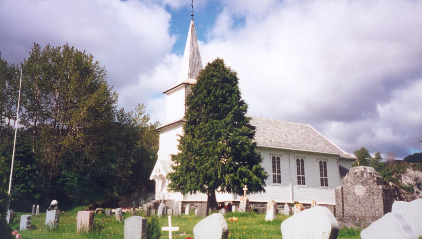 Totland kyrkje er eit harmonisk byggverk, og ein ser at arkitekt Sølvberg har teke med seg fleire av detaljane frå den fem år eldre Sør-Vågsøy kyrkje.
