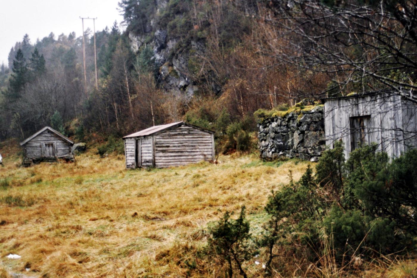 Kleivane ein snau kilometer på vegen frå Totland til Fagerli. Mellom dei to skykjene til høgre syner muren på ein eldre gardfjøs. Gardfjøsen til venstre har dør med bjørnesikring.