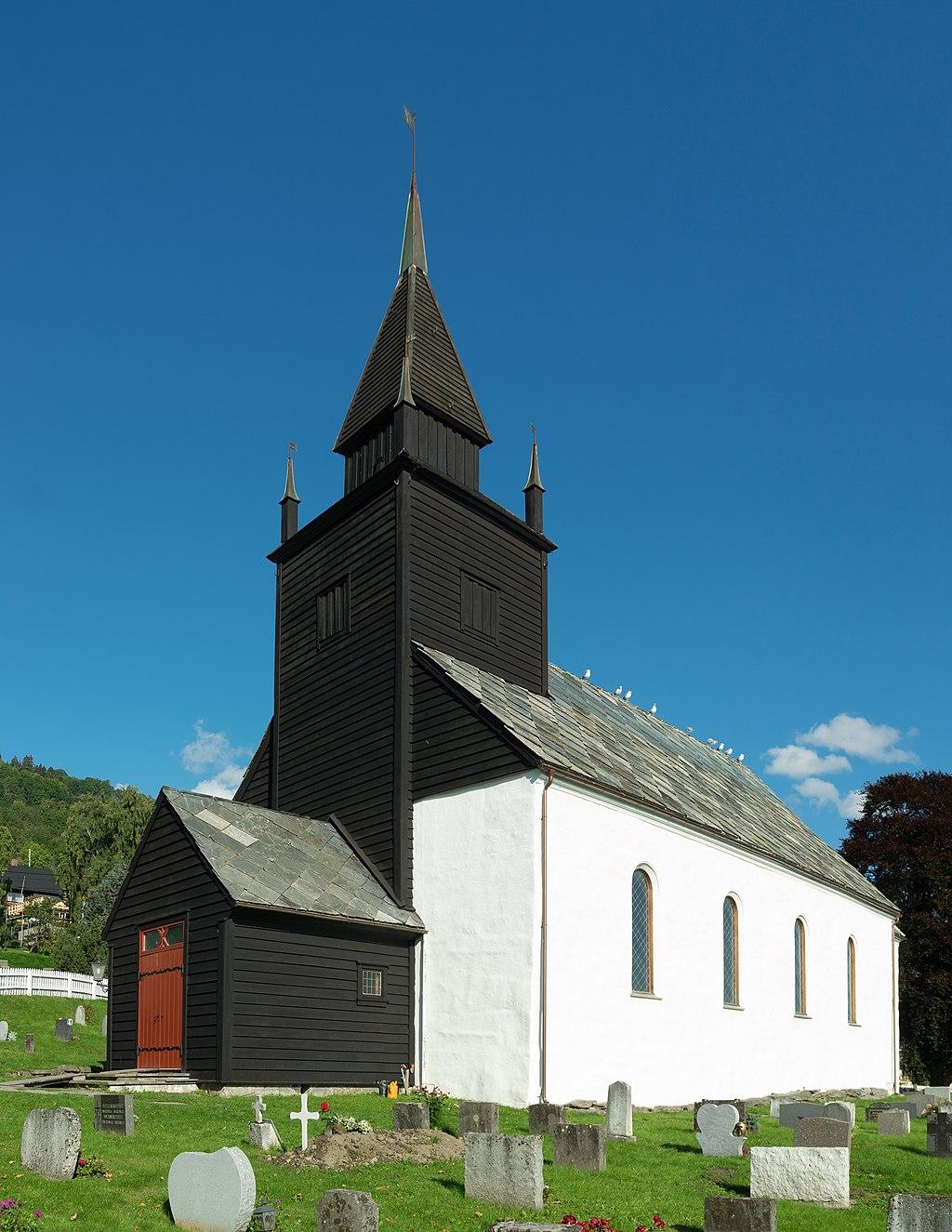Den 750 år gamle steinkyrkja på Leikanger er i grove trekk slik ein reknar med at ho framstod på 1600-talet. Midt inne i eit vakkert fjordlandskap, med frodige frukttre som ramme, står steinkyrkja på Leikanger. Kyrkjestaden, på neset mellom Nybø og Husabø, var tidlegare kultstad og sentrum for fest og leik. Den gamle leikvangen gav sidan namn både til staden, kyrkja og soknet.