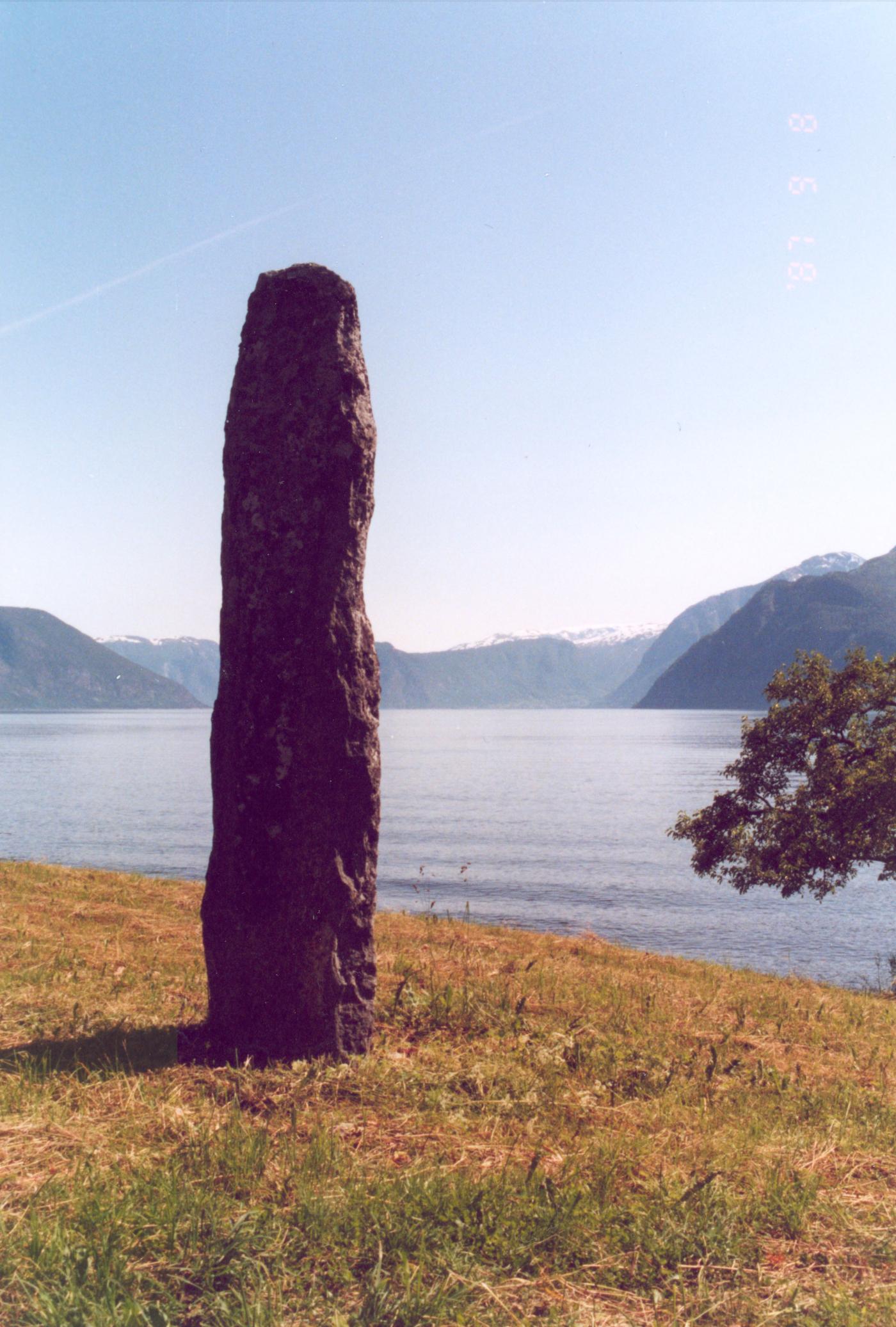 <p>Bautasteinen ved Fylkesmannsgarden vart p&aring; 1900-talet flytta to gonger. No st&aring;r han p&aring; ei flate nedmed sj&oslash;en, omlag 100 meter vest for bygningane.</p>