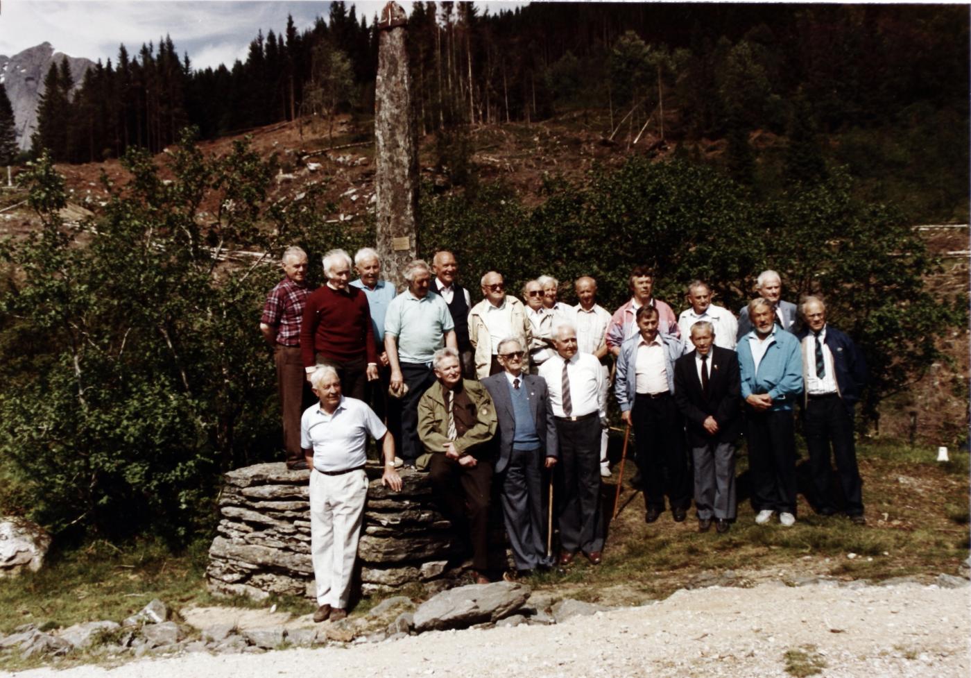 Stolpen stod lenge på skeive. Han vart retta opp att av gamle graffarar 1990. Framme frå venstre: 1) JohanneS Hjelmeland, Førde, 2) Georg H. Thingvold, Førde, 3) Olav J. Tveit, Gulen, 4) Johan Styve, Gulen, 5) Ludvik Nistad, Fjaler, 6) Ola Klakegg, JølstEr, 7) Svein Brandsøy, Florø, 8) Olav H. Tveiot, Gulen. 
Bak frå venstre: 1) Nils Eide, Gulen, 2) Rasmus Sagevik, Naustdal, 3) Reiar Hjelmeland, Bygstad, 4) Anskar Halland, Førde, 5) Sigurd Flatlandsmo, Voss, 6) Lars Nygård, Gulen, 7) Harald Rutleda...