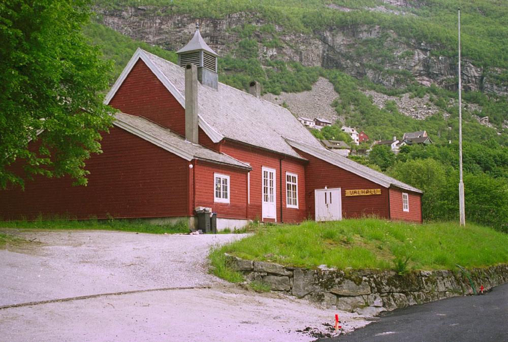 Valhall slik den ser ut i dag. Utvendig har bygget ikkje vorte mykje endra på sidan det stod ferdig i 1922. 
