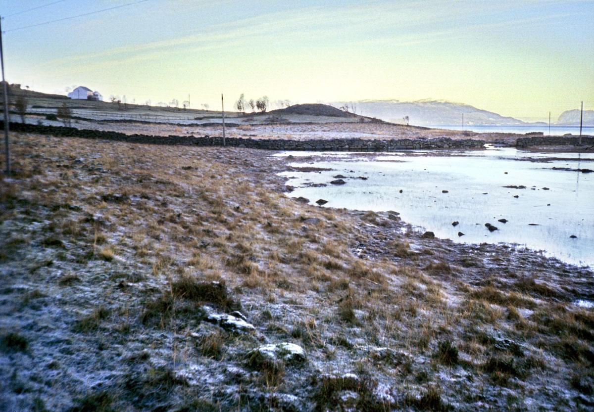 Røysa mellom bruk nr. 1 og 2 i Sørbotnen. Denne er 30 meter i tverrmål. I bakgrunnen ser vi Frøya og Bremangerlandet.