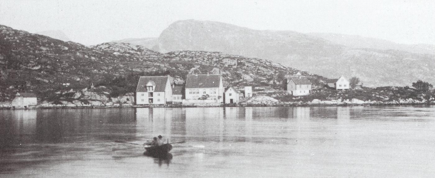 Rugsund i 1880-åra. Sjøbua, butikken og våningshuset er midt på biletet. Til høgre for desse, litt opp frå sjøen, ligg bakeriet. Bakeriet var i kjellaren på denne bygningen, medan fyrste høgda var ei tid tingstove. I våre dagar kan ein overnatta i bakeriet.