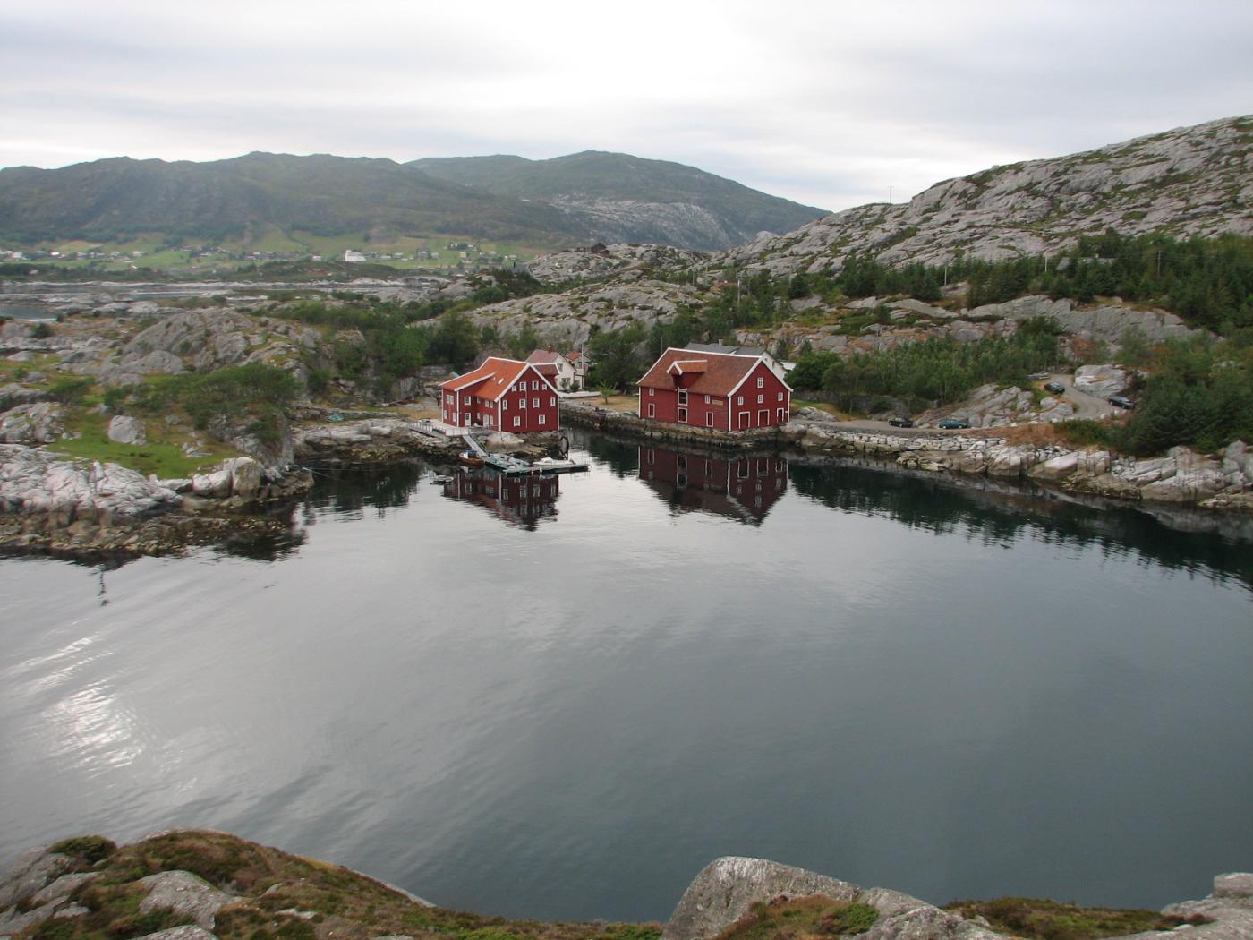 Smørhamn 2009. Biletet er teke frå øya Rota. Begge sjøhusa er vølte og i god stand. Det eine (venstre) er innreidd med leiligheter for utleige. Det andre vert av og til nytta til arrangement som til dømes bryllaup. Bak sjøhusa viser litt av dei to bustadhusa.