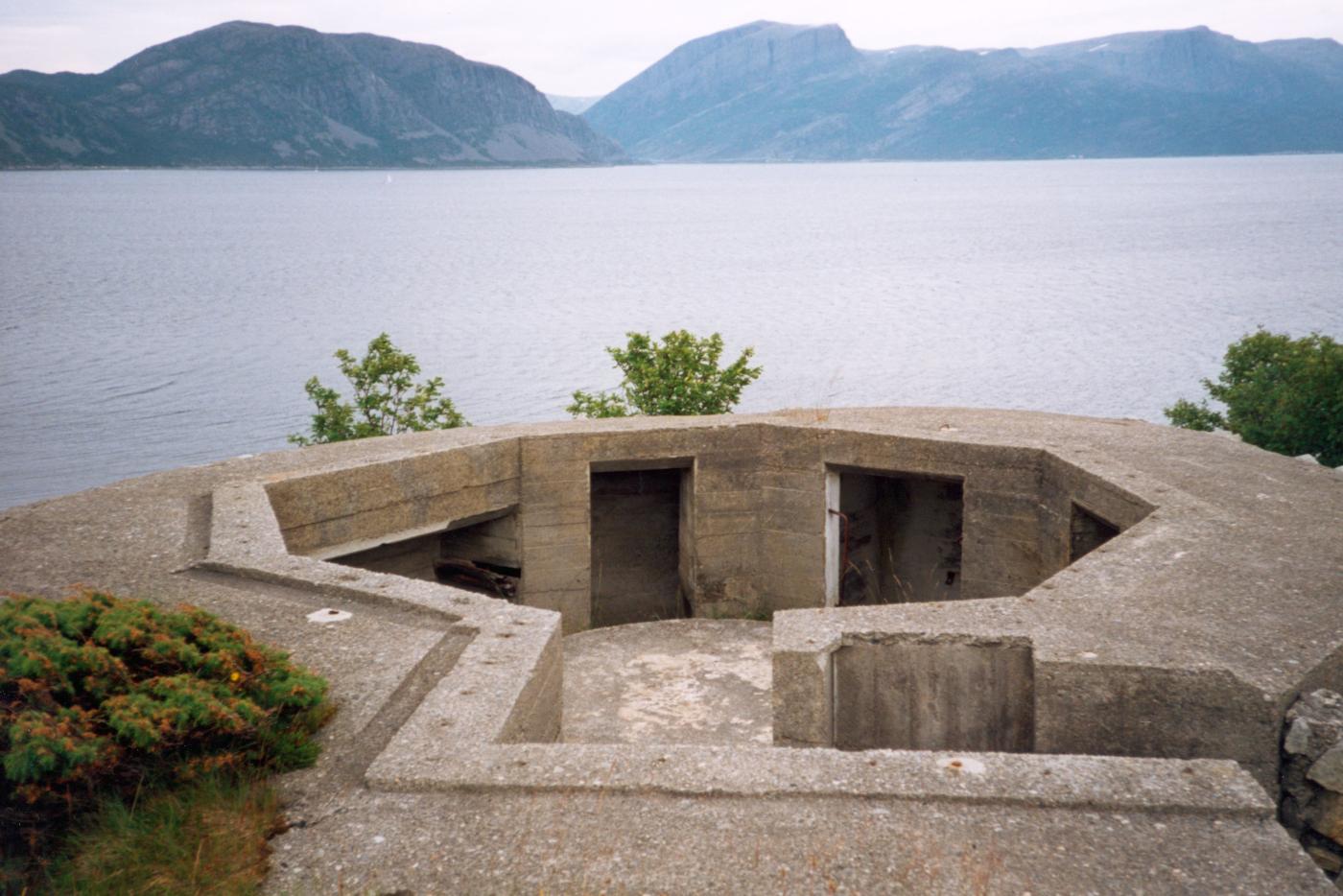 Stilling for tysk 2 cm Flak 38 luftvernkanon, oppå Gottrahaugen. Vi ser over Frøysjøen til Ospeneset der det også stod kanonar.