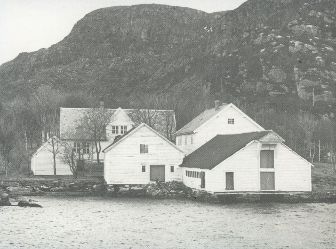 Dette biletet syner omtrent det same motivet som biletet ved sida av. Det er teke kring 1980, før Kystmuseet sette i gang restaureringsarbeidet her. På denne tida var alle bygningane kvitmåla.
