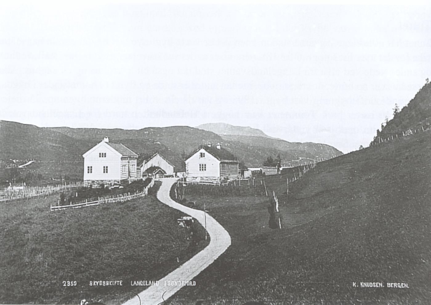 Tunet med ein del av innmarka på Langeland slik det såg ut i 1882. Vegen gjekk den gongen gjennom tunet. Det kvite huset til venstre er skysstasjonen med overnatting og matservering. Vidare til høgre ligg hestestallen, fjøsen/løa, stova, eldhuset og smia. Som tunet er også landskapet svært ulikt frå i dag. Vegetasjonen er svært liten fordi det den gongen hadde funne stad ei sterk utnytting av skogen gjennom beiting og vedhogst. I bakgrunnen ser vi vegen gå vidare mot Førde på vestre sida av Langelan...