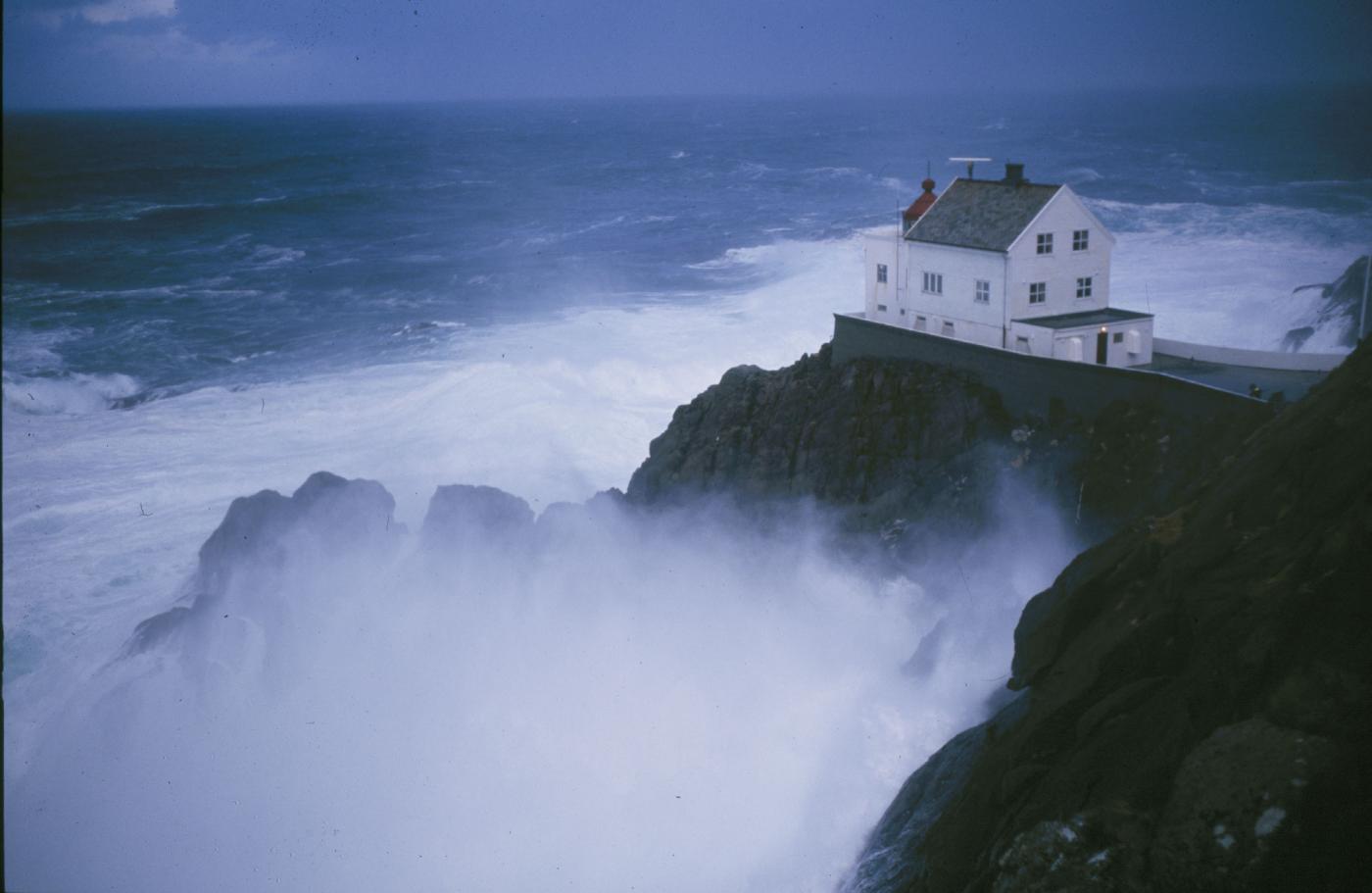 Kråkenes fyrstasjon ligg på nordvestpynten av Vågsøya, lenger vest enn sjølvaste Stad. Fyret ligg mest vêrhardt til av alle norske fyr.  Fyret er òg meteorologisk stasjon. Kråkenes har mange årsrekordar i tal rapporterte kuling- og stormvarsel. Ikkje sjeldan kan dei melda om vindstyrke som overstig orkan som er det høgste instrumenta kan registrera. Fyret ligg 42 meter over havet, men likevel kan bylgjene slå heilt opp. I havet utanfor på skjeret Gamla er det ljos og orgelbøye. Når vind og hav leika...