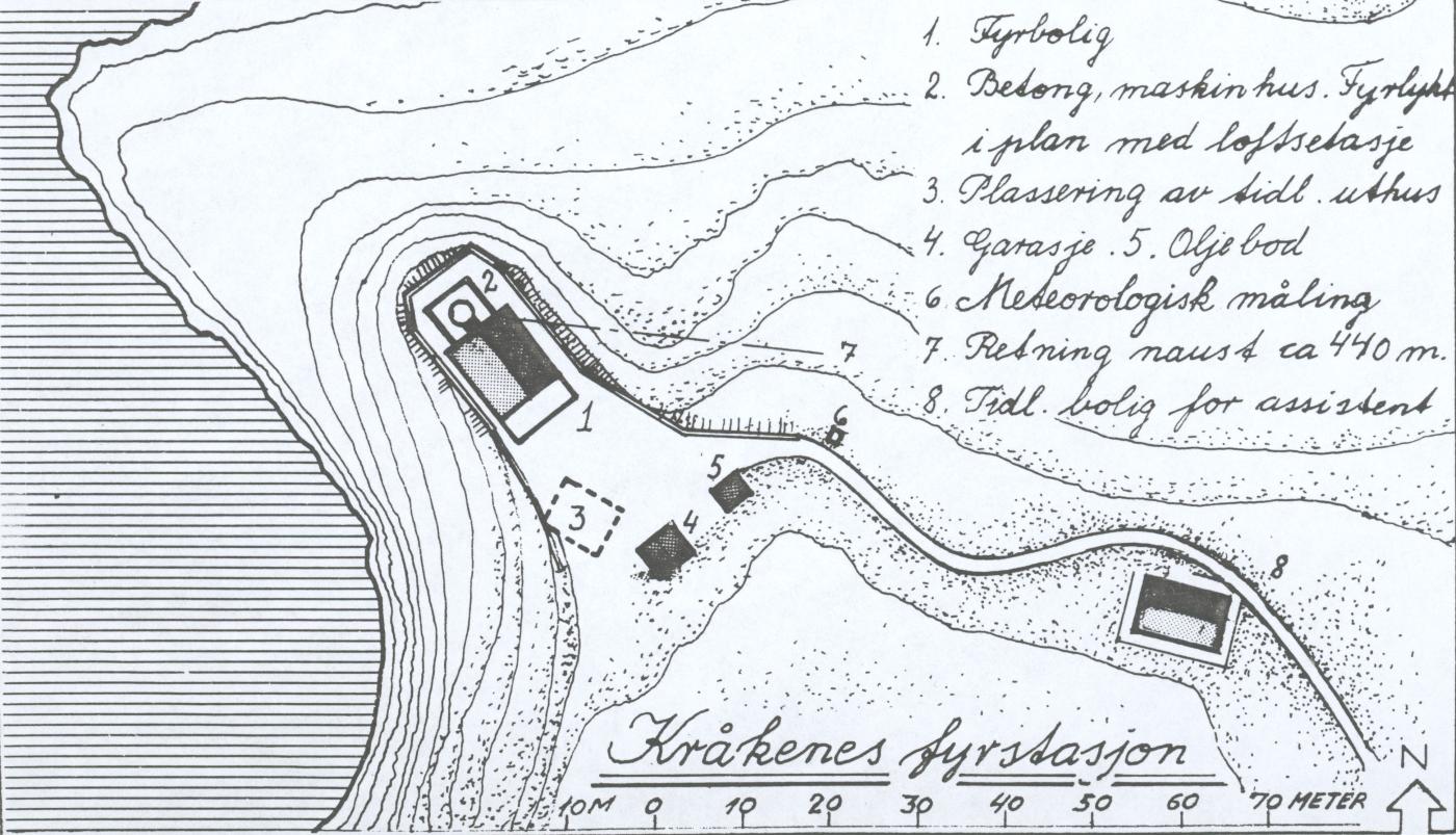 Kråkenes fyrstasjon etter at han vart bygd opp att kring 1950. 1. fyrbustad, 2. betonghus/skjerm framføre fyrlykta og maskinhuset.  3. tidlegare uthus, 4. garasje, 5.  oljebod,  6. meteorologisk målestasjon, 7. retning mot naustet som ligg nær 500 meter unna,  8. tidlegare bustad for fyrassistenten.<br /> 
Bustaden på Kråkenes fyr har to rom og kjøken i første etasje og tre soverom i loftsetasjen. I kjellaren er det proviantbod, bad, vaskerom og vanntank. I tårnkjellaren er det verkstad, i første et...