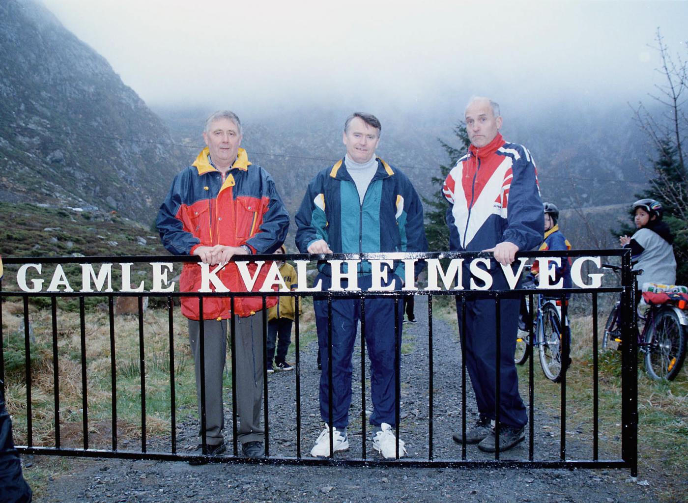 Bilete er teke i samband med opninga av gamle Kvalheimsvegen som turveg i 1998.
