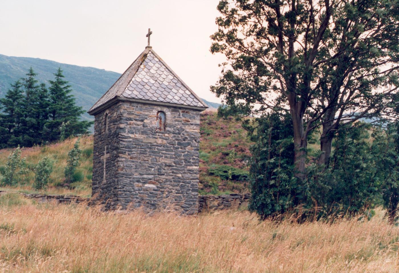 Klokketårnet som no står på kyrkjestaden på Kapellneset vart bygd i 1944 etter modell av St. Albanus-tårnet på Selja.