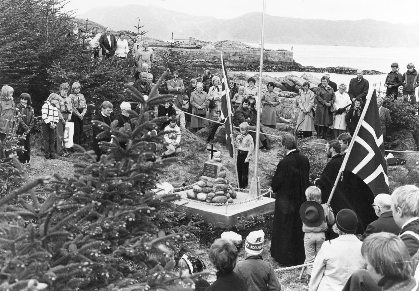 Kyrkjestaden på Alfarneset under avdukingshøgtida, pinsen 1980. Biskop Thor Whith stod føre avdukinga.