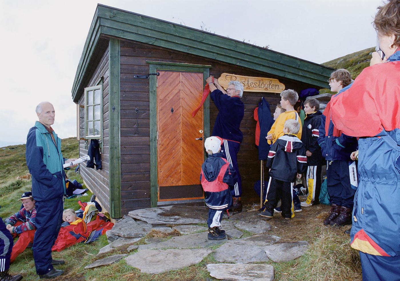 Frå opninga av det nye gardfjøset på Rystestøylen i 1999. Om lag 80 menneske tok turen til stølen denne dagen.
