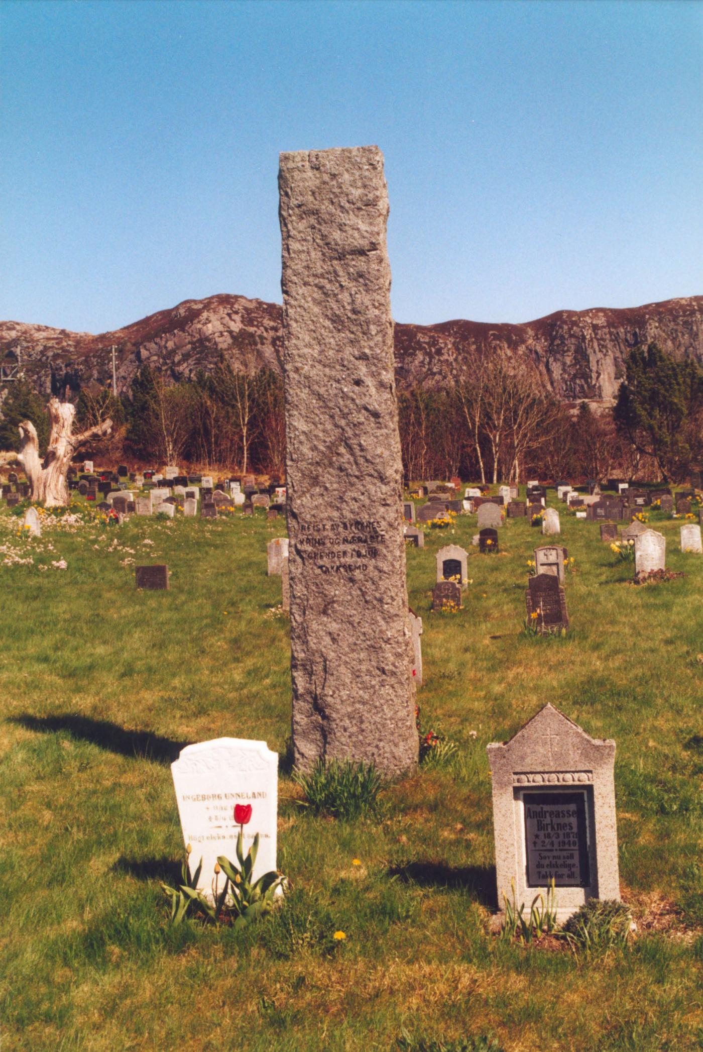 Minnesteinen over Konrad Byrknes (1915-1940) står på grava hans på kyrkjegarden ved Mjømna kyrkje. Steinen er vel 3 meter høg, 55 cm brei og 23 cm tjukk.