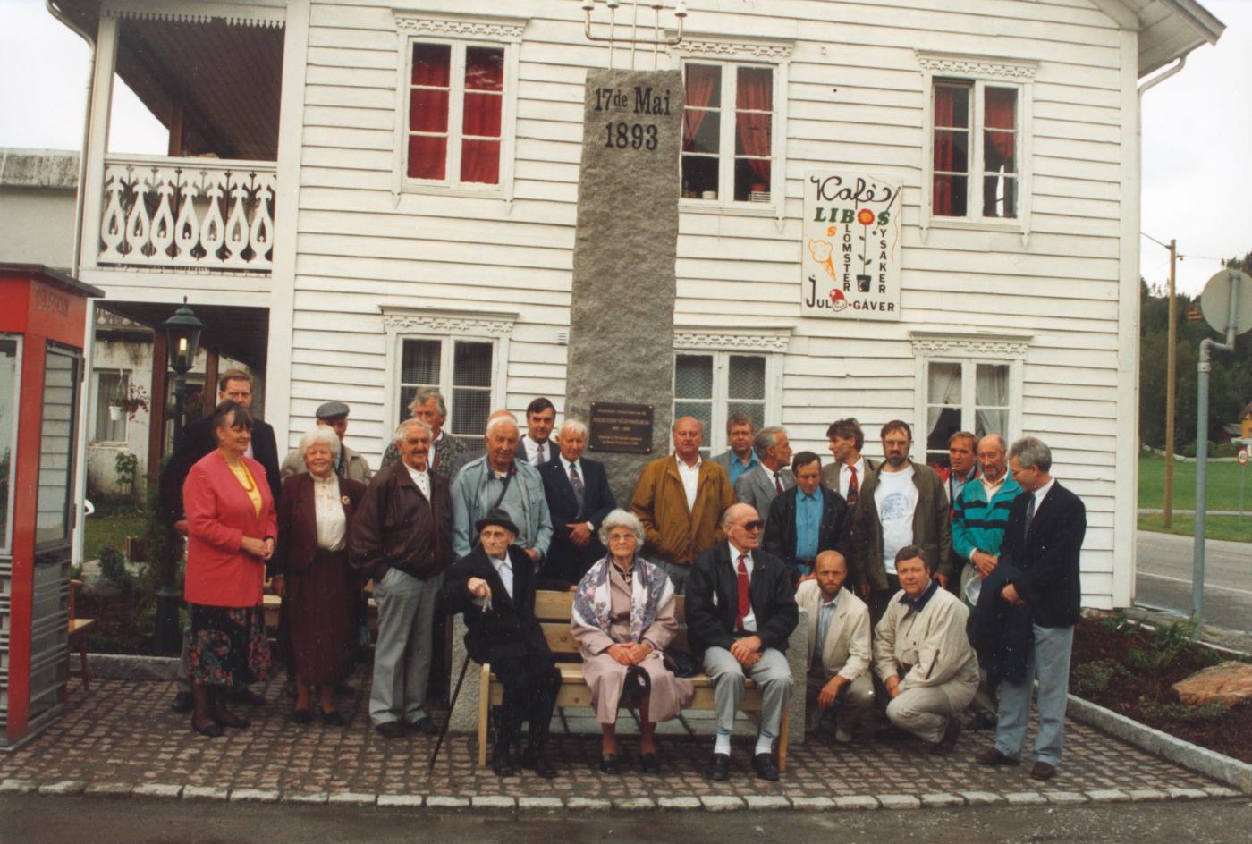 100 år etterpå, i 1993, vart det reist ny "inntaksstolpe" på Grodås. - Fremst, på benken, sit dei som avduka steinen, dei to eldste dålevande telefonarbeidarne i Kjølsdalen: Anton Horn på 99 år og Harald Rutledal på 81 år.