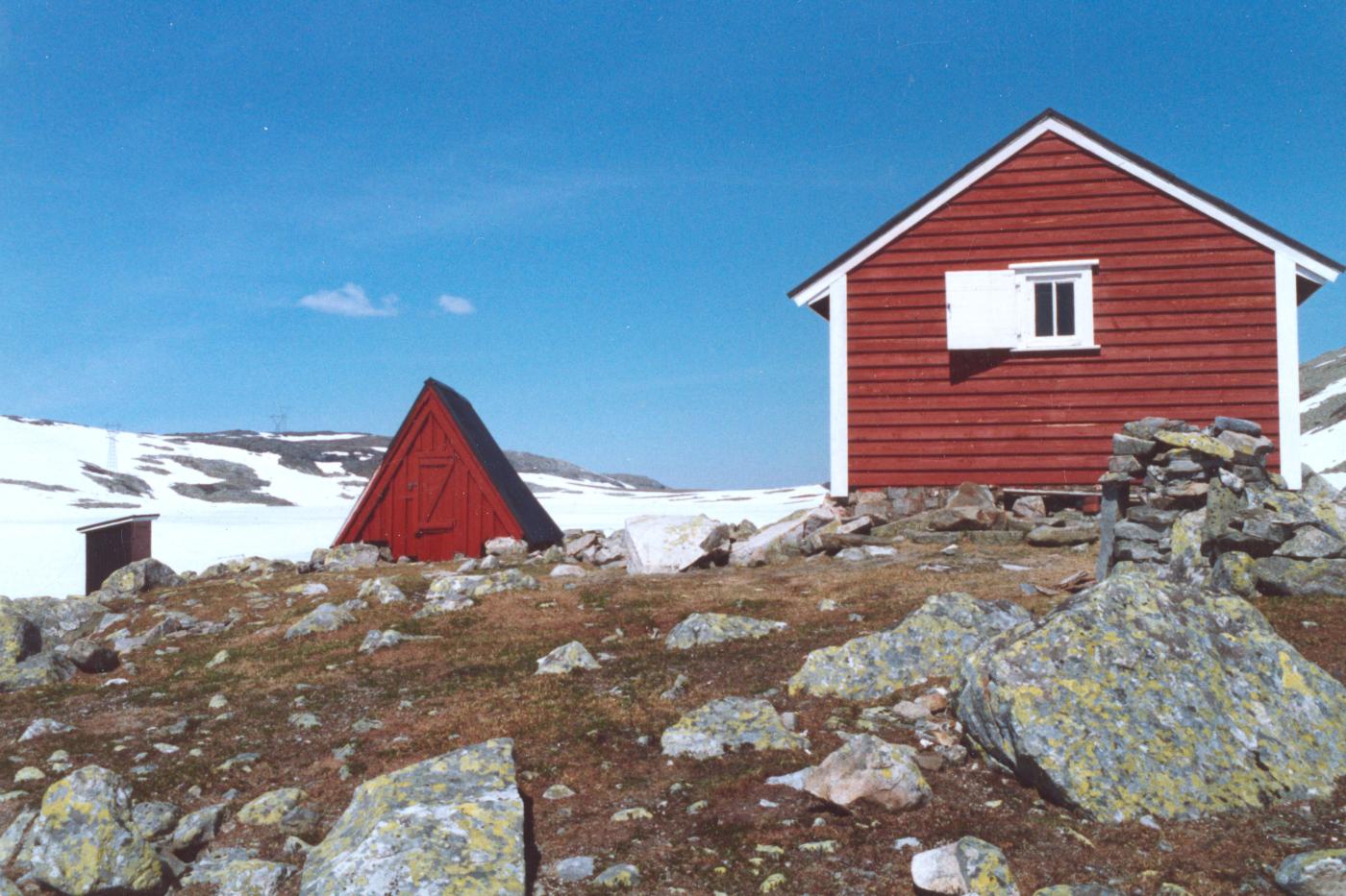 Hornshytta frå 1876 med restane av stolpeskuret. Hytta har gjennomgått fleire omfattande reparasjonar og ombyggingar. Det som står att av stolpeskuret, blir i dag brukt som uthus.