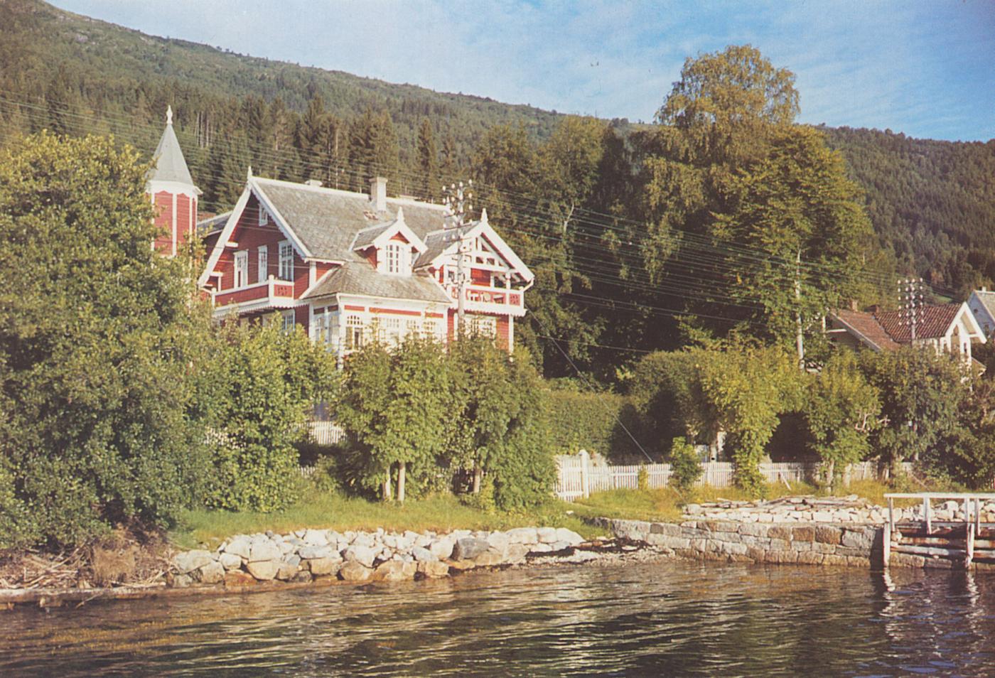 Villaen til James Livesey, "Villa Lorna", sett frå sjøen.