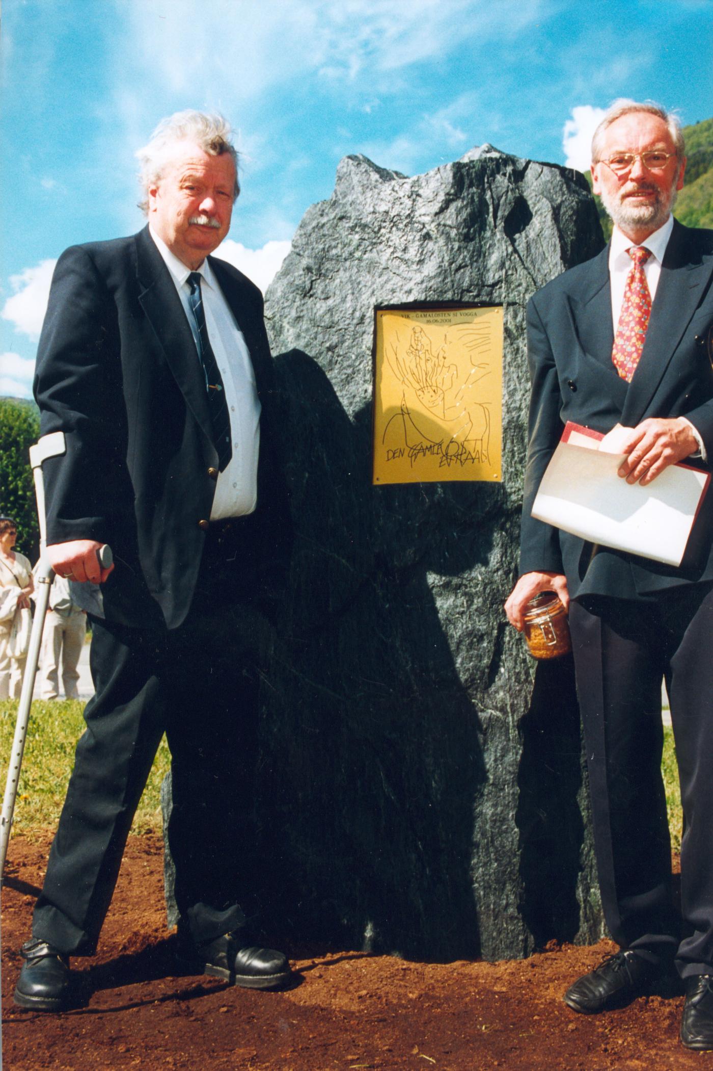 Frå avdukinga i Vik, 10. juni 2001. Frå venstre John Moberg, president i Norsk Gamalostlag, og fylkeskultursjef Lidvin Osland.