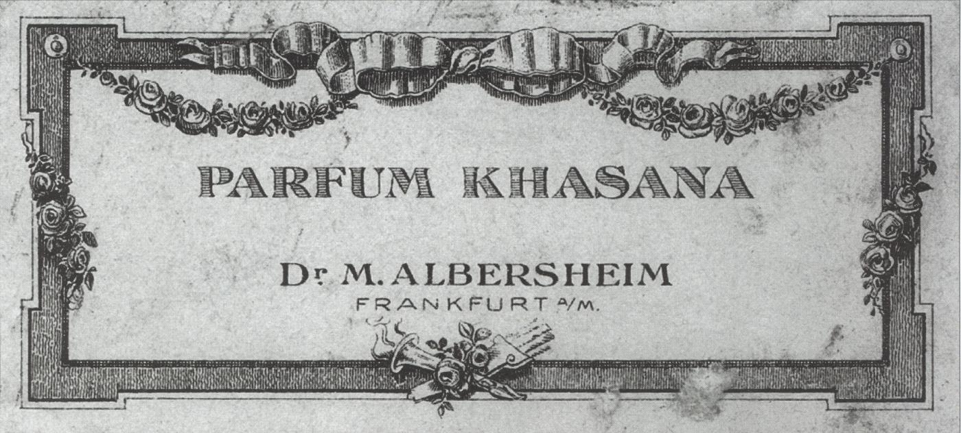 Dette kortet vart funne, bak kledningen på loftet, då Reiselivsmuseet restaurerte huset i 1996. Eit minne frå den tida Balestrand kunne skilte med  frisørar og barberar frå kontinentet. Dette var yrkesutøvarar som sesongmessig følgde med turiststraumen; Mellomeuropa i vintersesongen og Skandinavia i den korte sommarsesongen frå 1. juli til 15. august.