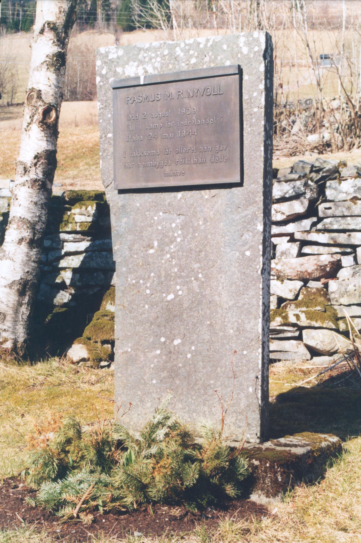 Minnesteinen over Rasmus Nyvoll som fall på slagmarka i Italia, står på kyrkjegarden ved Ålfoten kyrkje. Det vert lagt blomar ved steinen kvar 17. mai.