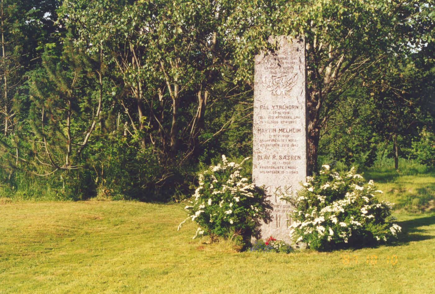 Minnesteinen over dei tre ungdommane frå Hornindal som fall i andre verdskrigen står attmed kyrkja i Hornindal. Kvar 17. mai vert det lagt ned blomar til ære for dei falne. 
