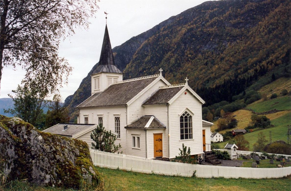 Bjordal kyrkje er ei lita og enkel kvitmåla kyrkje. Ho rommar om lag halvparten så mange menneske som nabokyrkja i Ortnevik. Kyrkja ligg uvanleg flott til på eit høgdedrag med utsyn både mot fjorden og dalen.