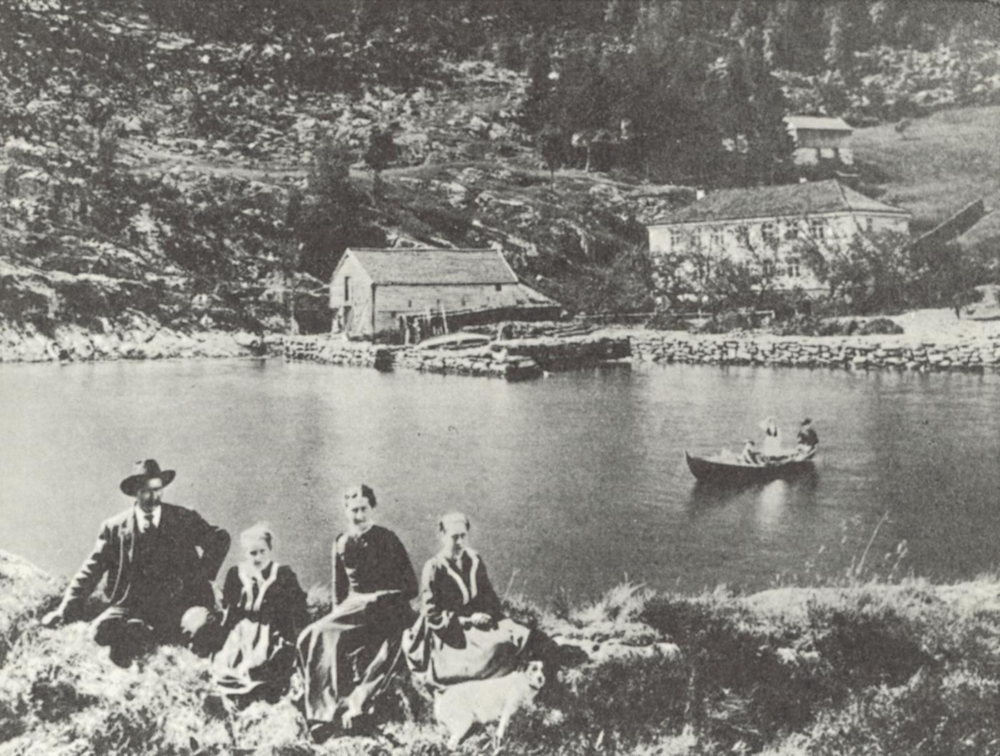 Verholmen er ei gamal hamn med landhandel og gjestgiveri. Det gamle huset brann ned i 1951.
