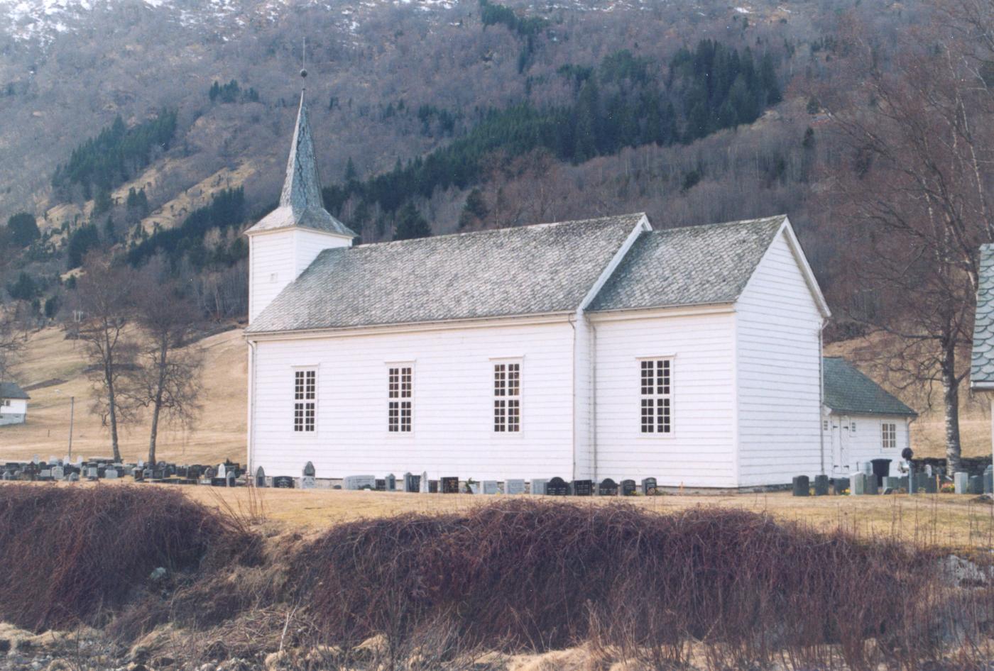 I 1889 vart Viksdalen kyrkje ombygd og nesten ikkje til å kjenne att. Tårnhjelmen vart bytta ut med spir og kyrkja fekk tilbygt kor. Like før andre verdskrigen stod tilbygget på nordsida ferdig.
