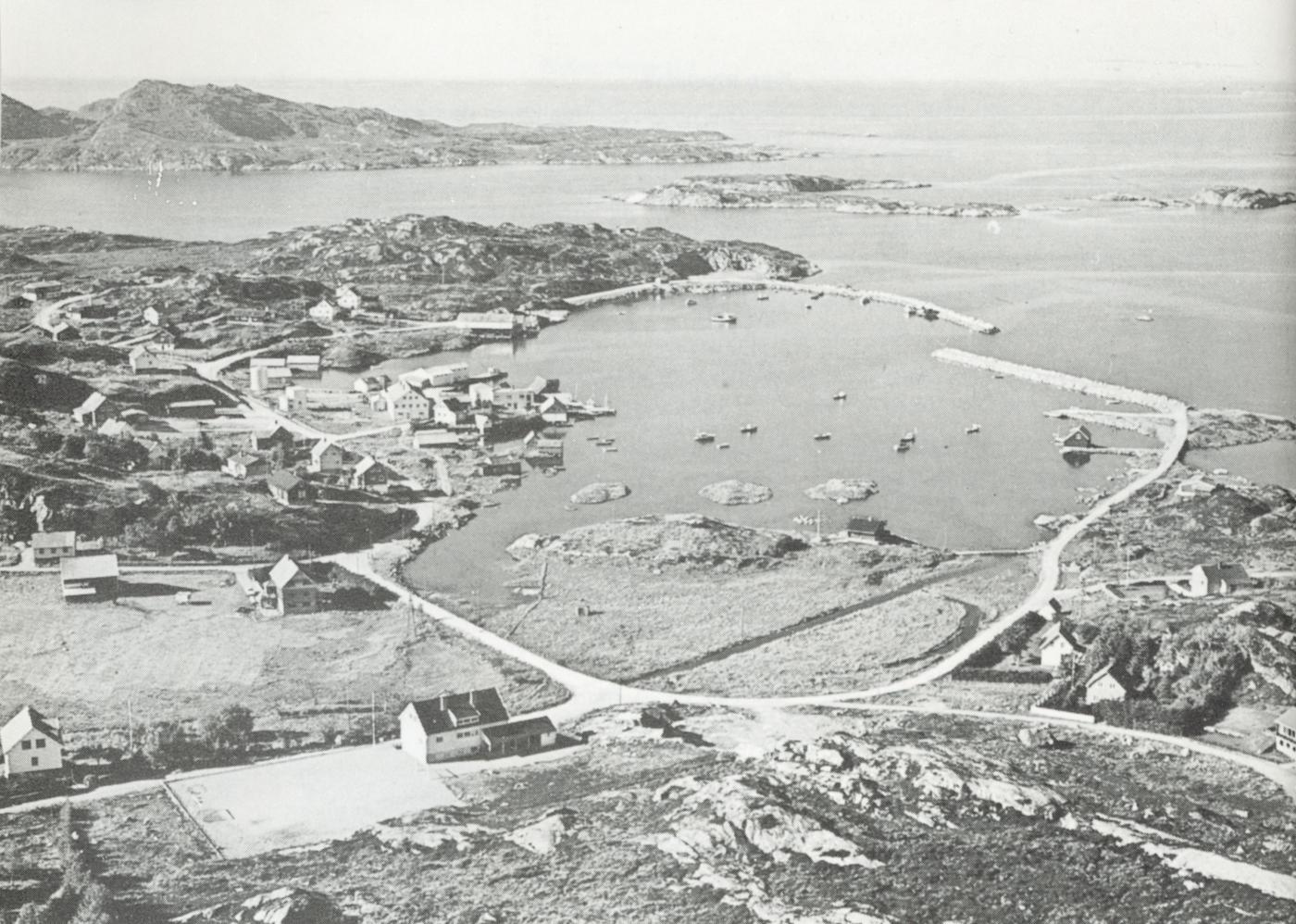 Løkeland flytte i 1930 til Herland på vestsida av Atløy. Her bygde han både bustadhus og forretning. På biletet ser vi Herland på 1970-talet med hermetikkfabrikken sentralt på hamna. Moloane vart ferdige på 1960-talet, før dei kom var det vanskelege hamneforhold her.