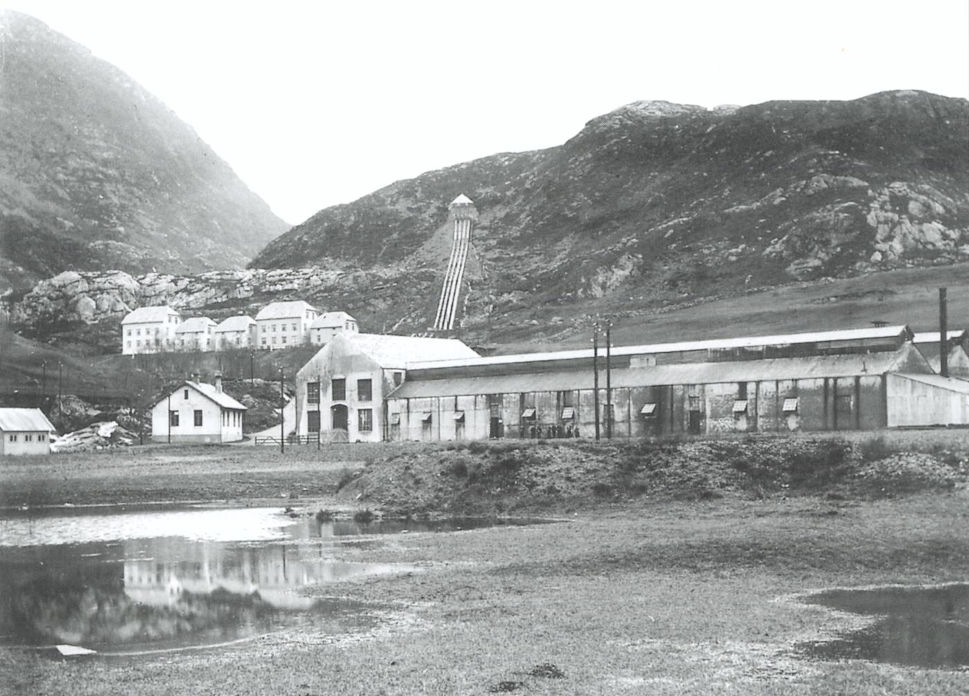 A/S Stangfjorden Elektrokemiske Fabriker starta i 1908 med produksjon av aluminium. Dette var den første aluminiumsfabrikken i Skandinavia.