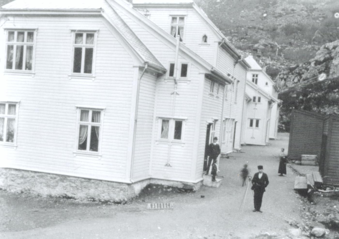 Arbeidarbustadene på Småbakken vart kalla Gata. Her var det i alt 24 husvære. Til høgre er ved- og vaskeboder. To av husa brann ned i 1927 og det vart sett opp att eitt større hus.