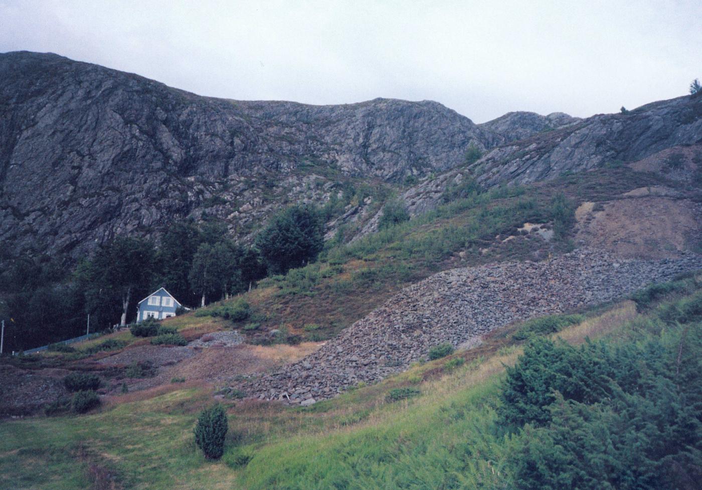 Spor etter gruvedrifta i Grimelia finst enno. Her ser vi ein stor slagghaug som ligg att etter koparutvinninga.