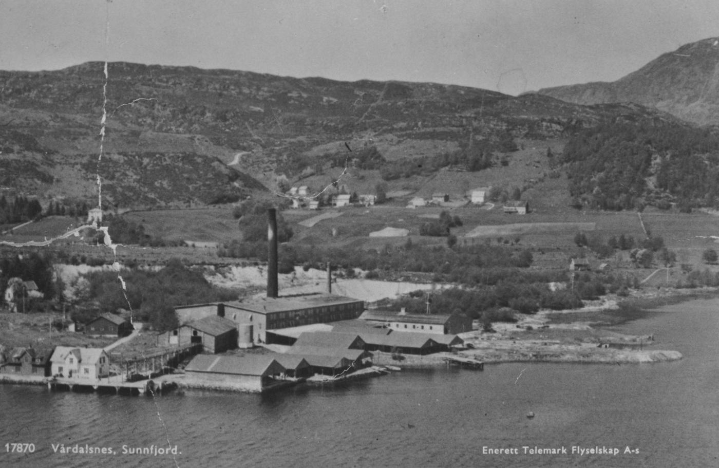 Vårdal Teglverk låg på Vårtdalsneset ved Dalsfjorden. Det vart bygd i 1898, og produserte takpanner og murstein. Leirhola der råleira vart teken ut, ligg bak verksbygningen.