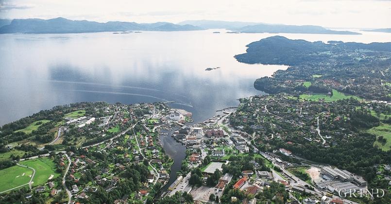 Osøyro fremst og «Framneset», landet som stikk lengst ut i Bjørnafjorden, frå Lekvenvågen til Bjørnatrynet, bak til høgre