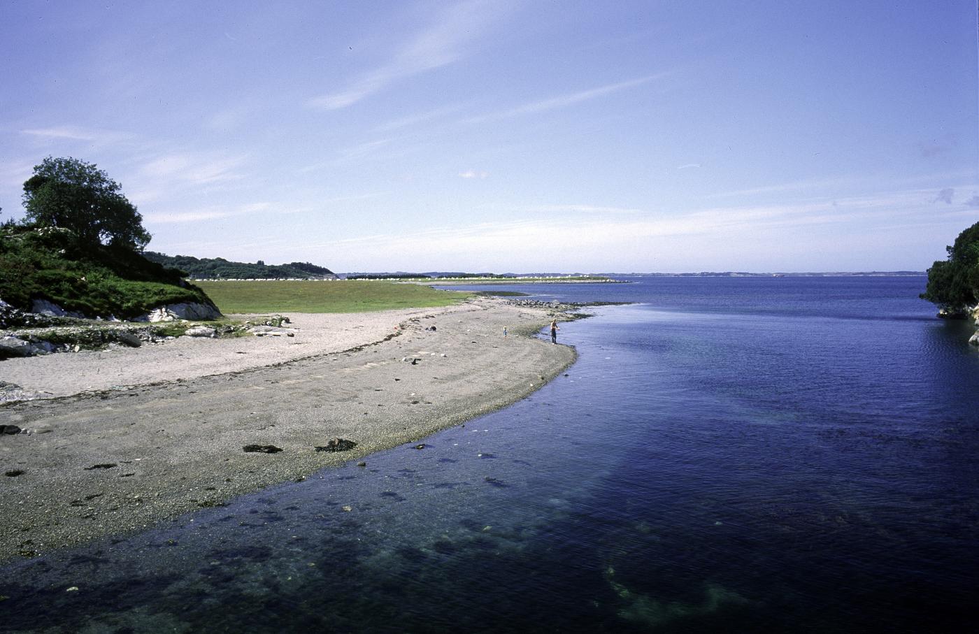 Sandstranden vest for Kallsøyna, ytst på Valen.