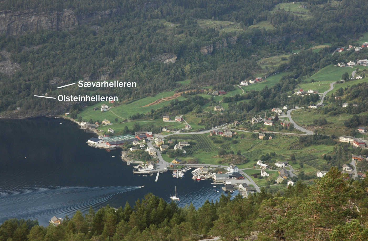 Sævarhelleren og Olsteinhelleren ligg under partiet med bergoverheng av grønskifer nord i bygda. Hellerane låg nær stranda då dei var i bruk, men ligg i dag 37 og 25 meter over havet på grunn av landhevinga 