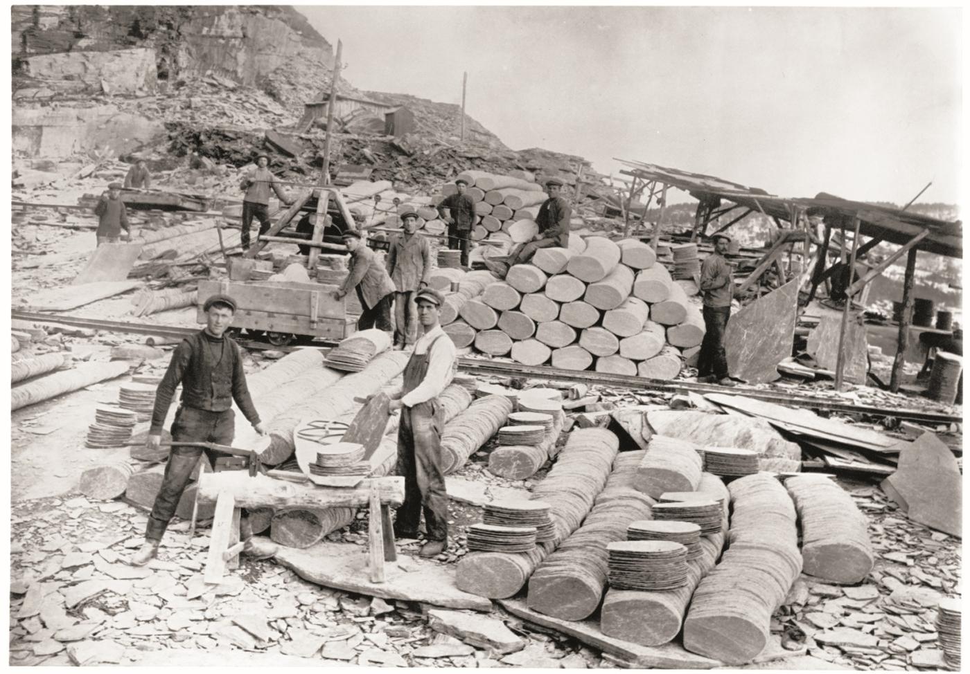 Arbeid med takheller i skiferbrotet på Nordheim kring 1900