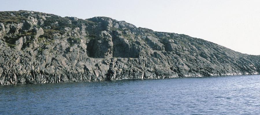 Steinbrotet i vestveggen på Hespriholmen