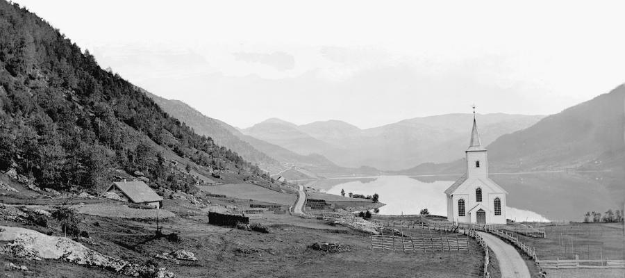  Den nygotiske 1800-tallskirken på Oppheim