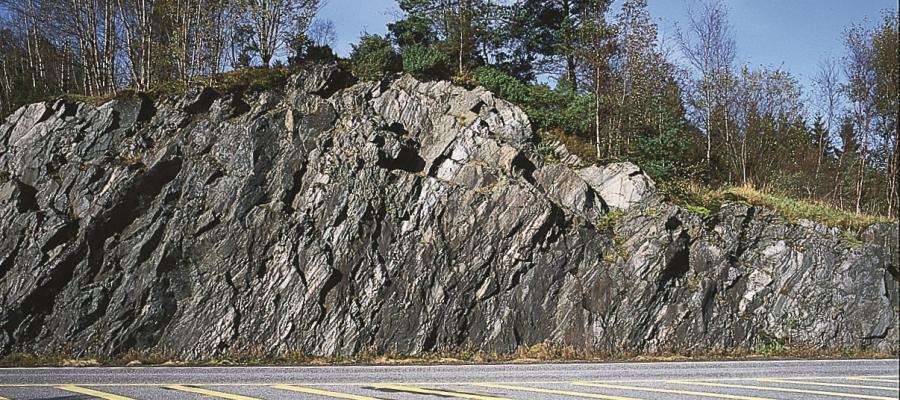 Lenger austover mot Romarheim overtek bergartar med lagdeling som hallar mot vest.