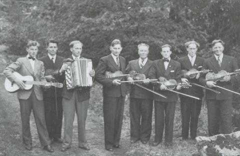 Instedalen spelemannslag 1955. Frå v. Einar Eimhjellen, Jakob Slettemark, Arnljot Sørebø, Asbjørn Sunde, Sigvard Ness, Egil Eimhjellen, Halvard Svoen og Ingvar Bruflot. 