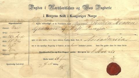 Torstein Monsson Kvamme, fødd 1924, utvandra i 1851. Han hadde med seg denne attesten frå futen. (Voss folkemuseum)